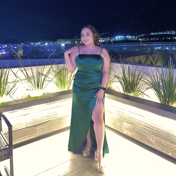 Beautiful Green Dress 💚 - Picture 4 of 5